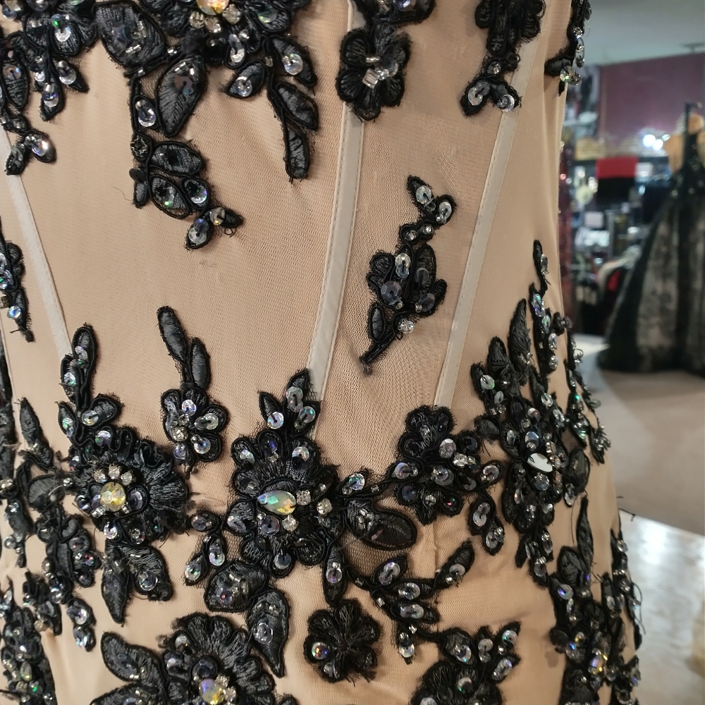Formal or prom dress - Picture 3 of 7